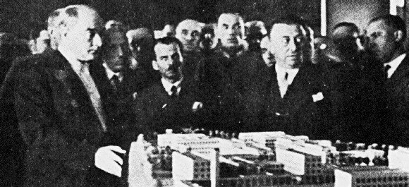 Ataturk Bakanliklar Mahallesi Maketini Incelerken