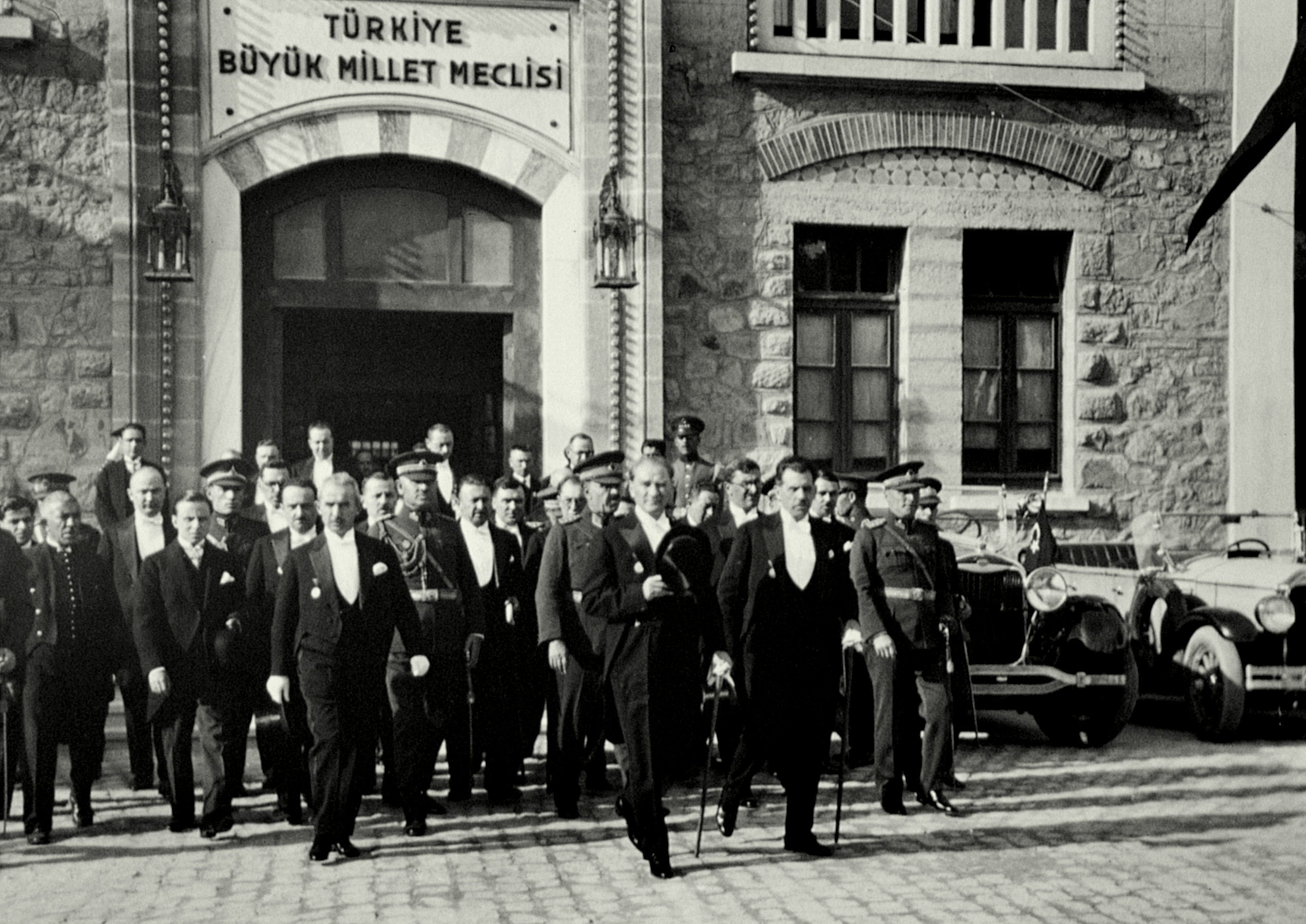 Ataturk TBMMden Cikarken